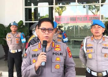 Kabid Humas Polda Jambi Kombes Pol Erlan Munaji (tengah) didampingi jajaran menyampaikan keterangan pers terkait perkembangan kasus peredaran sabu seberat 58 kilogram di Mapolda Jambi, Sabtu (4/4/2026). (Dok . Nahar)