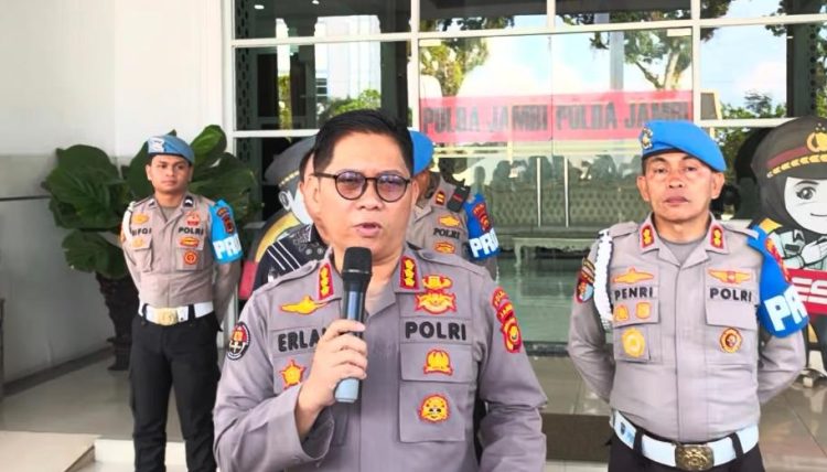 Kabid Humas Polda Jambi Kombes Pol Erlan Munaji (tengah) didampingi jajaran menyampaikan keterangan pers terkait perkembangan kasus peredaran sabu seberat 58 kilogram di Mapolda Jambi, Sabtu (4/4/2026). (Dok . Nahar)
