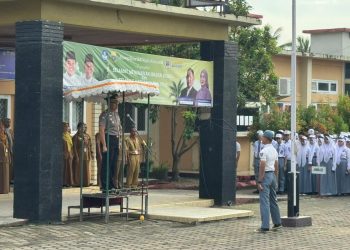 Ditbinmas Polda Jambi memberikan amanat kepada siswa saat upacara bendera di SMKN 2 Kota Jambi, Senin (6/4/2026) (Dok. Nahar)