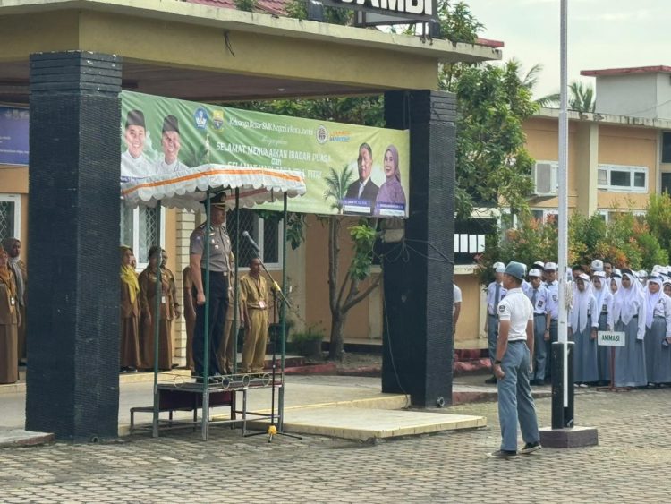 Ditbinmas Polda Jambi memberikan amanat kepada siswa saat upacara bendera di SMKN 2 Kota Jambi, Senin (6/4/2026) (Dok. Nahar)