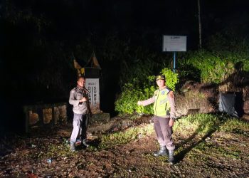Personel kepolisian melakukan pengecekan di lokasi longsor dan pohon tumbang di jalur Sungai Penuh–Tapan KM 35, Kabupaten Kerinci, Senin (6/4/2026). (Dok. Humas)