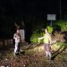 Personel kepolisian melakukan pengecekan di lokasi longsor dan pohon tumbang di jalur Sungai Penuh–Tapan KM 35, Kabupaten Kerinci, Senin (6/4/2026). (Dok. Humas)