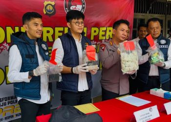 Kapolresta Jambi bersama jajaran Satresnarkoba menunjukkan barang bukti sabu dan pil ekstasi hasil pengungkapan kasus peredaran narkotika di sebuah hotel di Kota Jambi, Senin (6/4/2026). (Dok. Nahar)