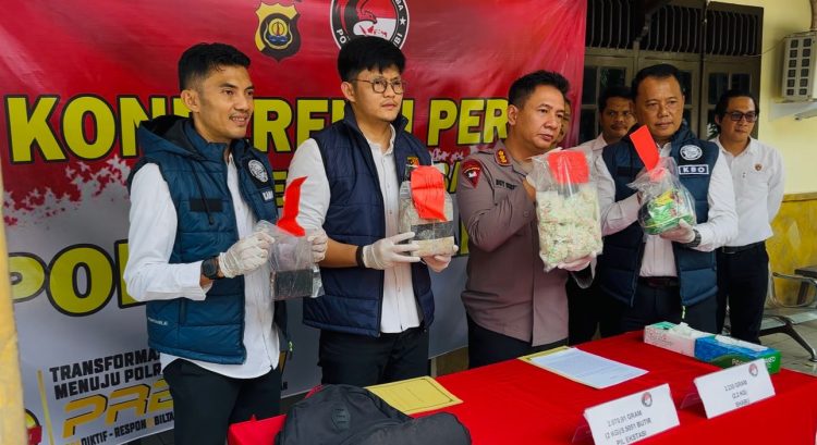 Kapolresta Jambi bersama jajaran Satresnarkoba menunjukkan barang bukti sabu dan pil ekstasi hasil pengungkapan kasus peredaran narkotika di sebuah hotel di Kota Jambi, Senin (6/4/2026). (Dok. Nahar)