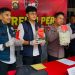 Kapolresta Jambi bersama jajaran Satresnarkoba menunjukkan barang bukti sabu dan pil ekstasi hasil pengungkapan kasus peredaran narkotika di sebuah hotel di Kota Jambi, Senin (6/4/2026). (Dok. Nahar)