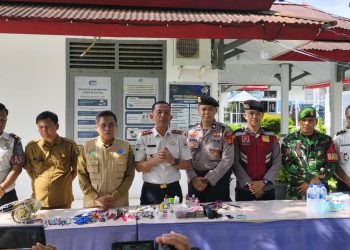 Petugas Lapas Kelas IIB Muara Bungo bersama unsur TNI, Polri, dan BNNK Muara Bungo menunjukkan barang hasil razia kamar hunian warga binaan, Senin (6/4/2026). (Dok. Humas)
