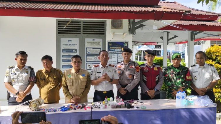 Petugas Lapas Kelas IIB Muara Bungo bersama unsur TNI, Polri, dan BNNK Muara Bungo menunjukkan barang hasil razia kamar hunian warga binaan, Senin (6/4/2026). (Dok. Humas)