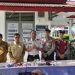 Petugas Lapas Kelas IIB Muara Bungo bersama unsur TNI, Polri, dan BNNK Muara Bungo menunjukkan barang hasil razia kamar hunian warga binaan, Senin (6/4/2026). (Dok. Humas)