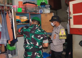 Petugas gabungan dari TNI dan Polri melakukan razia di salah satu blok hunian Lapas Kelas IIA Jambi, Senin (6/4/2026). (Dok. Nahar)