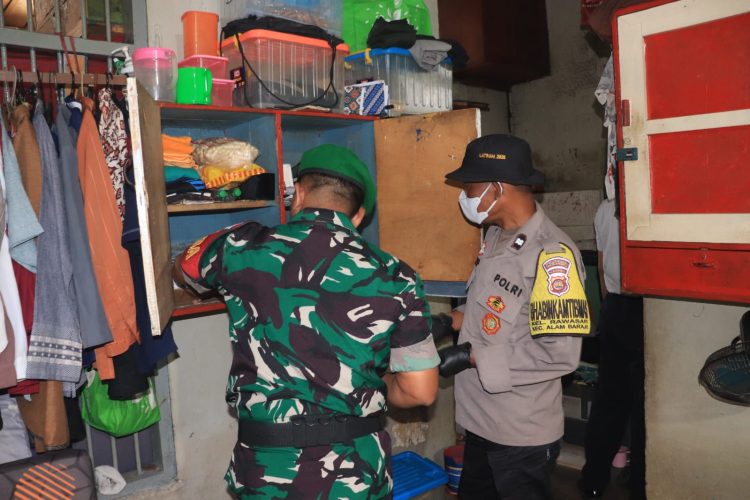 Petugas gabungan dari TNI dan Polri melakukan razia di salah satu blok hunian Lapas Kelas IIA Jambi, Senin (6/4/2026). (Dok. Nahar)