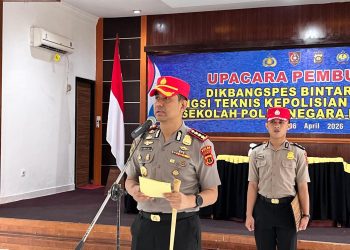 Kepala SPN Polda Jambi Kombes Pol Dili Yanto memimpin upacara pembukaan Dikbangspes Bintara Dasar Fungsi Teknis Kepolisian Gelombang II Tahun Anggaran 2026 di Aula STS SPN Polda Jambi, Senin (6/4/2026) (Dok. Nahar)