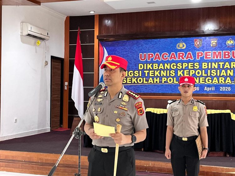 Kepala SPN Polda Jambi Kombes Pol Dili Yanto memimpin upacara pembukaan Dikbangspes Bintara Dasar Fungsi Teknis Kepolisian Gelombang II Tahun Anggaran 2026 di Aula STS SPN Polda Jambi, Senin (6/4/2026) (Dok. Nahar)