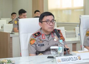Wakapolda Jambi Brigjen Pol. B. Ali bersama pejabat utama Polda Jambi mengikuti video conference terkait rekrutmen Taruna/Taruni Akpol Tahun Anggaran 2026 di ruang vicon Mapolda Jambi, Senin (6/4/2026). (Dok. Humas)