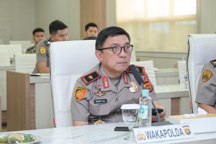 Wakapolda Jambi Brigjen Pol. B. Ali bersama pejabat utama Polda Jambi mengikuti video conference terkait rekrutmen Taruna/Taruni Akpol Tahun Anggaran 2026 di ruang vicon Mapolda Jambi, Senin (6/4/2026). (Dok. Humas)