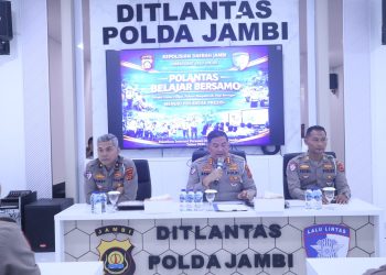 Direktur Lalu Lintas Polda Jambi Kombes Pol Adi Benny Cahyono (tengah) saat membuka program “Polantas Belajar Bersamo” di Aula Cakra Ditlantas Polda Jambi, Selasa (7/4/2026). (Dok. Humas)