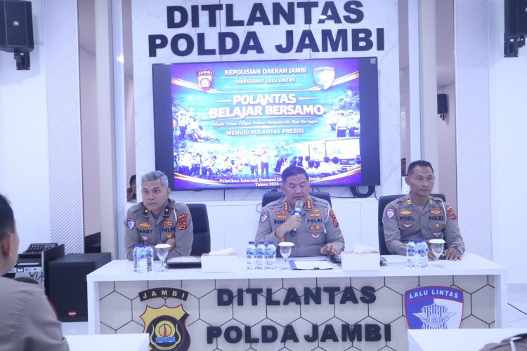 Direktur Lalu Lintas Polda Jambi Kombes Pol Adi Benny Cahyono (tengah) saat membuka program “Polantas Belajar Bersamo” di Aula Cakra Ditlantas Polda Jambi, Selasa (7/4/2026). (Dok. Humas)