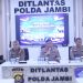 Direktur Lalu Lintas Polda Jambi Kombes Pol Adi Benny Cahyono (tengah) saat membuka program “Polantas Belajar Bersamo” di Aula Cakra Ditlantas Polda Jambi, Selasa (7/4/2026). (Dok. Humas)