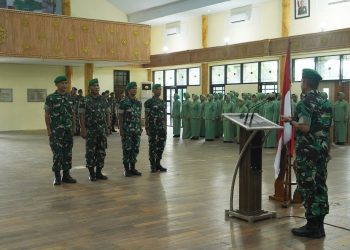 Danrem 042/Gapu Brigjen TNI Nyamin memimpin laporan korps kenaikan pangkat perwira di Aula Balai Prajurit Makorem 042/Gapu, Jambi, Selasa (7/4/2026). (Dok. Nahar)