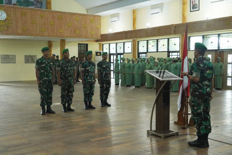 Danrem 042/Gapu Brigjen TNI Nyamin memimpin laporan korps kenaikan pangkat perwira di Aula Balai Prajurit Makorem 042/Gapu, Jambi, Selasa (7/4/2026). (Dok. Nahar)