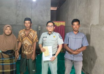 Petugas Jasa Raharja Wilayah Jambi menyerahkan santunan kepada ahli waris korban kecelakaan lalu lintas di Jalan Lingkar Selatan II, Kota Jambi, Minggu (5/4/2026) (Dok. Humas JR Jamb)