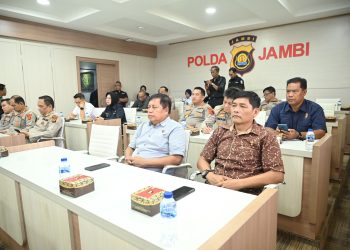 Sejumlah pejabat utama dan perwira menengah Polda Jambi mengikuti Dialog Penguatan Internal Polri ke-1 secara virtual di Ruang Vicon Polda Jambi, Selasa (7/4/2026). (Dok. Humas)