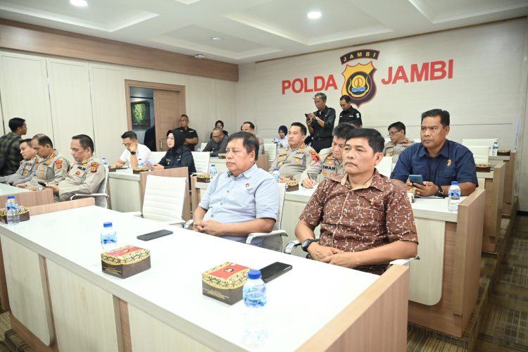 Sejumlah pejabat utama dan perwira menengah Polda Jambi mengikuti Dialog Penguatan Internal Polri ke-1 secara virtual di Ruang Vicon Polda Jambi, Selasa (7/4/2026). (Dok. Humas)