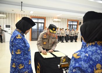 Kapolda Jambi didampingi pejabat utama menyaksikan penandatanganan berita acara pengukuhan pengurus Korpri Polda Jambi masa bakti 2025–2030 di Aula Mapolda Jambi, Selasa (7/4/2026). (Dok. Humas)