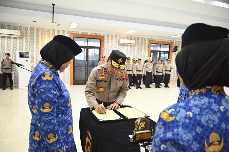 Kapolda Jambi didampingi pejabat utama menyaksikan penandatanganan berita acara pengukuhan pengurus Korpri Polda Jambi masa bakti 2025–2030 di Aula Mapolda Jambi, Selasa (7/4/2026). (Dok. Humas)