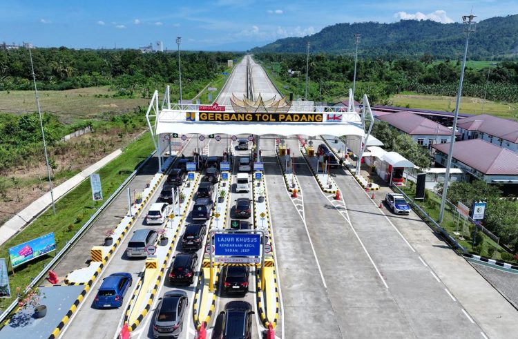 Gerbang Tol Padang–Sicincin di Sumatra Barat dipadati kendaraan saat libur panjang Paskah 2026. (Dok. Humas HK)