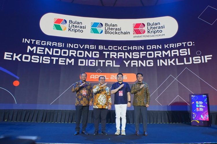 Poto bersama Kepala Eksekutif Pengawas Inovasi Teknologi Sektor Keuangan, Aset Keuangan Digital, dan Aset Kripto OJK, Adi Budiarso, bersama Asosiasi Blockchain Indonesia usai Acara BLK)2026 di Jakarta, Selasa (7/4/2026). (Dok. Humas OJK Jambi)