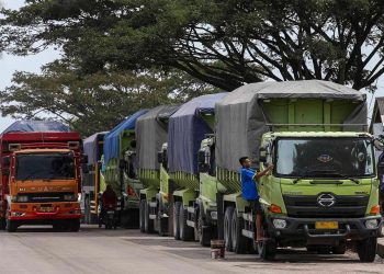 Sejumlah truk angkutan barang melintas di jalan raya. Kementerian Perhubungan memperkuat strategi menuju Zero Over Dimension Over Load (ODOL) 2027 (Dok. Humas)