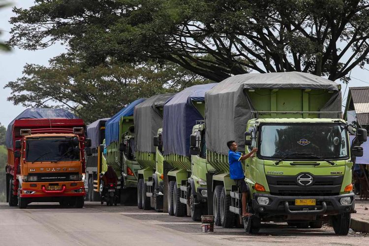 Sejumlah truk angkutan barang melintas di jalan raya. Kementerian Perhubungan memperkuat strategi menuju Zero Over Dimension Over Load (ODOL) 2027 (Dok. Humas)
