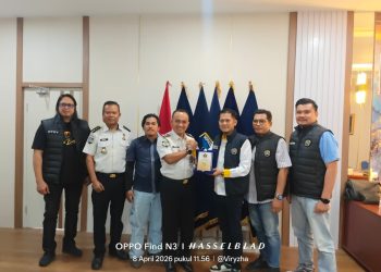 PWI Kota Jambi menyerahkan cendera mata kepada Kepala Kanwil Ditjen PAS Jambi Irwan Rahmat Gumilar saat kunjungan silaturahmi di Kantor Wilayah Ditjen PAS Jambi, Rabu (8/4/2026). (Dok. Daus)
