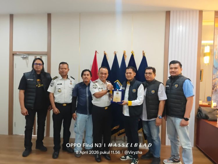 PWI Kota Jambi menyerahkan cendera mata kepada Kepala Kanwil Ditjen PAS Jambi Irwan Rahmat Gumilar saat kunjungan silaturahmi di Kantor Wilayah Ditjen PAS Jambi, Rabu (8/4/2026). (Dok. Daus)