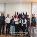 PWI Kota Jambi menyerahkan cendera mata kepada Kepala Kanwil Ditjen PAS Jambi Irwan Rahmat Gumilar saat kunjungan silaturahmi di Kantor Wilayah Ditjen PAS Jambi, Rabu (8/4/2026). (Dok. Daus)