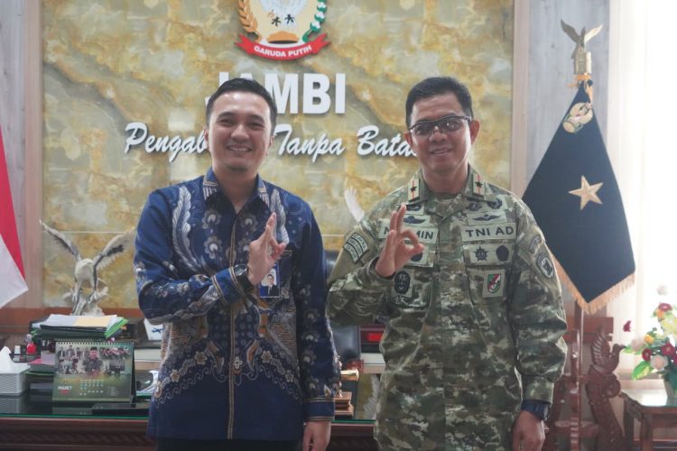 Danrem 042/Gapu Brigjen TNI Nyamin (kanan) bersama Pimpinan BRI Cabang Jambi Mochamad Chandra Ariesta saat audiensi di ruang kerja Danrem, Rabu (8/4/2026), (Dok. Nahar)
