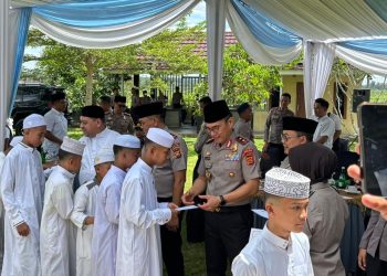 Kapolda Jambi Irjen Pol. Krisno H. Siregar menyerahkan bantuan kepada santri saat kunjungan ke Pondok Pesantren HSQ di Muaro Jambi, Rabu (8/4/2026), (dok Nahar)