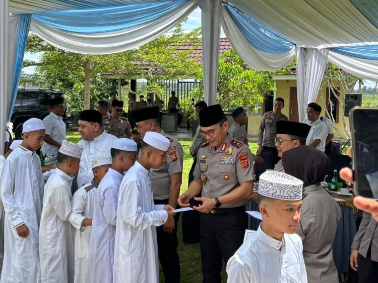 Kapolda Jambi Irjen Pol. Krisno H. Siregar menyerahkan bantuan kepada santri saat kunjungan ke Pondok Pesantren HSQ di Muaro Jambi, Rabu (8/4/2026), (dok Nahar)