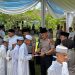 Kapolda Jambi Irjen Pol. Krisno H. Siregar menyerahkan bantuan kepada santri saat kunjungan ke Pondok Pesantren HSQ di Muaro Jambi, Rabu (8/4/2026), (dok Nahar)