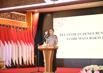 Irwasda Polda Jambi Kombes Pol. Jannus Parlindungan Siregar menyampaikan sambutan saat pelantikan pengurus PGIW Jambi masa bakti 2026–2031 di Auditorium Rumah Dinas Gubernur Jambi, Rabu (8/4/2026). (Dok,. Nahar)