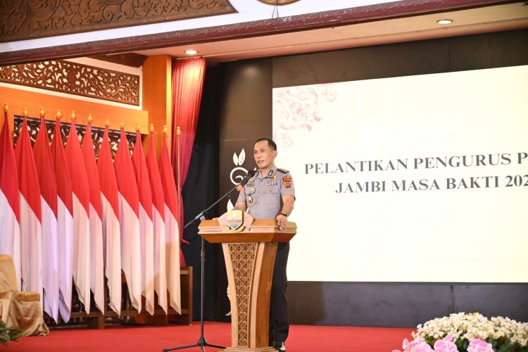 Irwasda Polda Jambi Kombes Pol. Jannus Parlindungan Siregar menyampaikan sambutan saat pelantikan pengurus PGIW Jambi masa bakti 2026–2031 di Auditorium Rumah Dinas Gubernur Jambi, Rabu (8/4/2026). (Dok,. Nahar)