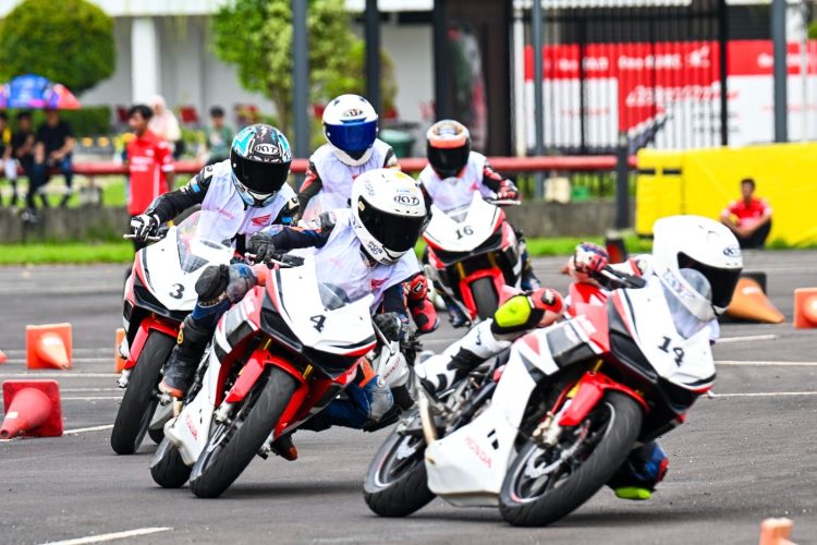Sejumlah pebalap muda mengikuti latihan dalam program Astra Honda Racing School (AHRS) di lintasan latihan (Dok. Sinsen)