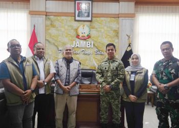 Komandan Korem 042/Gapu Brigjen TNI Nyamin Poto bersama saat menerima audiensi Pimpinan Wilayah Perum Bulog Kanwil Jambi di ruang kerja Danrem, Rabu (8/4/2026), (Dok. Nahar)