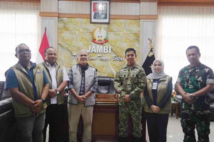 Komandan Korem 042/Gapu Brigjen TNI Nyamin Poto bersama saat menerima audiensi Pimpinan Wilayah Perum Bulog Kanwil Jambi di ruang kerja Danrem, Rabu (8/4/2026), (Dok. Nahar)