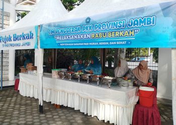 Pengurus TP PKK Provinsi Jambi menyiapkan dan membagikan makanan gratis kepada masyarakat dalam kegiatan Pojok Berkah di Sekretariat TP PKK Provinsi Jambi, Rabu (8/4/2026). (Dok. Stepanus)