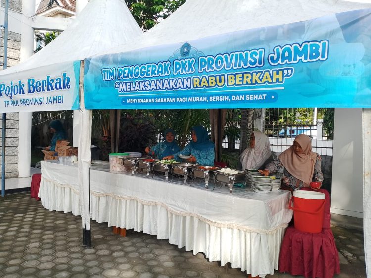 Pengurus TP PKK Provinsi Jambi menyiapkan dan membagikan makanan gratis kepada masyarakat dalam kegiatan Pojok Berkah di Sekretariat TP PKK Provinsi Jambi, Rabu (8/4/2026). (Dok. Stepanus)