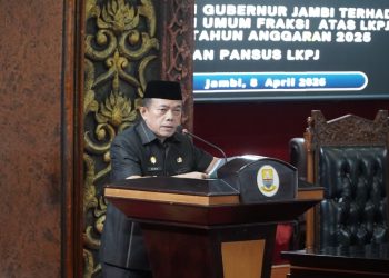 Gubernur Jambi Al Haris menyampaikan jawaban atas pandangan umum fraksi DPRD terhadap LKPJ Tahun Anggaran 2025 dalam rapat paripurna di Gedung DPRD Provinsi Jambi, Rabu (8/4/2026). (Dok. Stepanus)