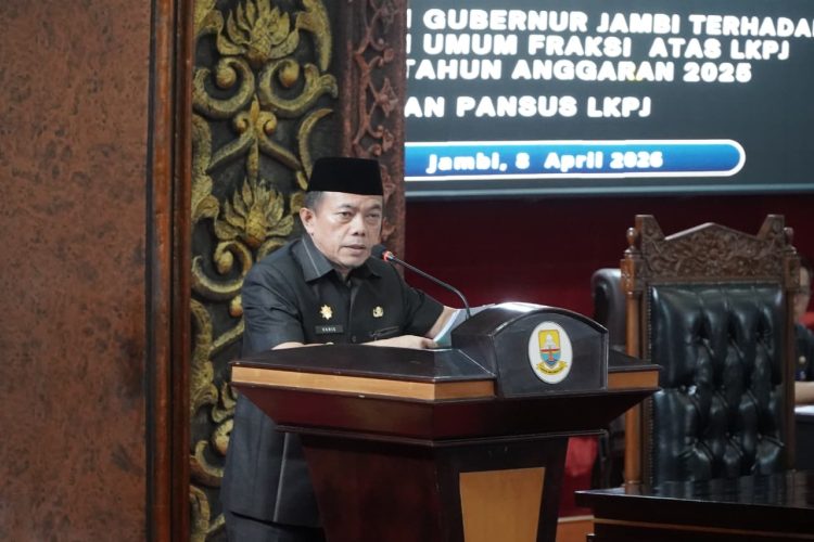 Gubernur Jambi Al Haris menyampaikan jawaban atas pandangan umum fraksi DPRD terhadap LKPJ Tahun Anggaran 2025 dalam rapat paripurna di Gedung DPRD Provinsi Jambi, Rabu (8/4/2026). (Dok. Stepanus)