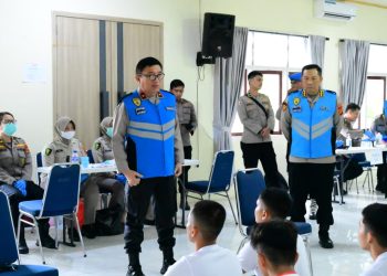 Wakapolda Jambi Brigjen Pol. B. Ali saat meninjau langsung pelaksanaan pemeriksaan kesehatan tahap I calon Taruna Akpol Tahun Anggaran 2026 di Asrama Haji Jambi, Kamis (9/4/2026). (Dok. Nahar)