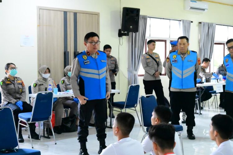 Wakapolda Jambi Brigjen Pol. B. Ali saat meninjau langsung pelaksanaan pemeriksaan kesehatan tahap I calon Taruna Akpol Tahun Anggaran 2026 di Asrama Haji Jambi, Kamis (9/4/2026). (Dok. Nahar)